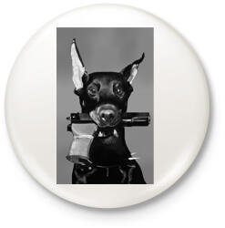 printfashion Dobermann with gun - Kitűző, hűtőmágnes - Fehér (16206566)