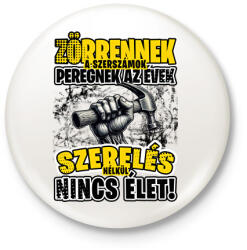 printfashion Zörrennek a szerszámok, peregnek az évek. Szerelés nélkül nincs élet! - Kitűző, hűtőmágnes - Fehér (16412579)