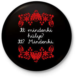 printfashion Itt mindenki hülye? Itt? Mindenki. - Kitűző, hűtőmágnes - Fekete (16380222)