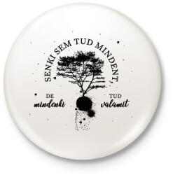 printfashion Senki sem tud mindent - Kitűző, hűtőmágnes - Fehér (7547783)