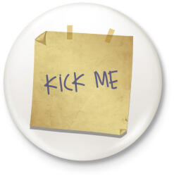 printfashion Kick Me - Kitűző, hűtőmágnes - Fehér (3076053)