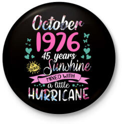 printfashion Születésnap 1976 Október - Napfény egy kis hurrikánnal! - Kitűző, hűtőmágnes - Fekete (5421475)