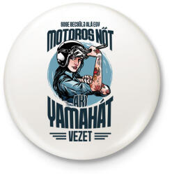 printfashion Sose becsülj alá egy motors nőt - Yamaha - Kitűző, hűtőmágnes - Fehér (4344787)