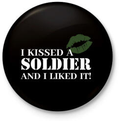 printfashion I kissed a soldier - Kitűző, hűtőmágnes - Fekete (7703614)