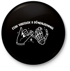 printfashion Csak vibeolok a démonjaimmal - Kitűző, hűtőmágnes - Fekete (16466896)