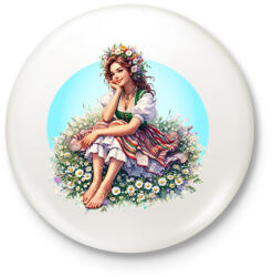 printfashion Fiatal lány népies ruhában a tavaszi réten - Kitűző, hűtőmágnes - Fehér (15913038)
