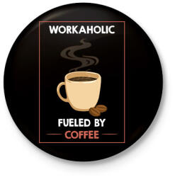 printfashion Workaholic fueled by coffee - Kitűző, hűtőmágnes - Fekete (7448122)