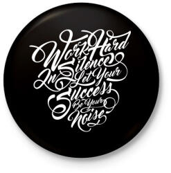 printfashion Dolgozz keményen - Kitűző, hűtőmágnes - Fekete (3091741)