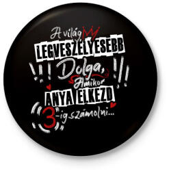 printfashion A világ legveszélyesebb dolga. . . - Kitűző, hűtőmágnes - Fekete (16737486)