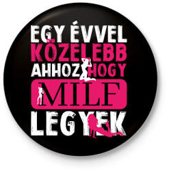 printfashion Egy évvel közelebb - Kitűző, hűtőmágnes - Fekete (14835349)