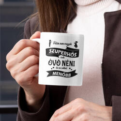 Talán nem vagyok szuperhős, csak óvó néni, de ez sokkal menőbb - feliratos kerámia bögre (0065_mug)