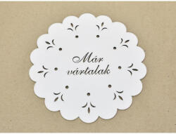 Díszes "Már vártalak" tábla koszorúra fehér 18cm - csinaldmagadshop