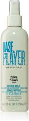 TIGI Artistic Edit Base Player spray cu proteine pentru modelarea termica a parului 250 ml