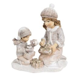 Clayre & Eef Csomagot bontó gyerekek, 13x7x15cm, műanyag dekorfigura