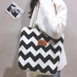 Dollcini Női Kézitáska - Vízálló és Könnyű Műbőr, Fekete-Fehér - Fekete (438224)