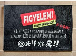  Lábtörlő - Figyelem! Fontos Információ - Vicces Ajándék (LA139)