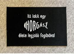  Lábtörlő-Itt lakik egy horgász… - Ajándék ötlet horgásznak (L009)