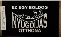 Lábtörlő - Ez egy boldog nyugdíjas otthona - Ajándék Nyugdíjasnak (L002)