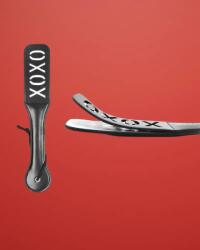 Fetish Addict " XOXO" - Vegán bőr paskoló (fekete-piros)