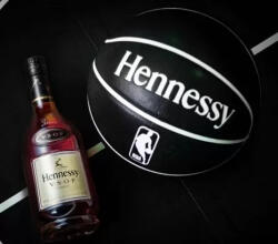 Hennessy Konyak VSOP 0, 7l 40% DD. NBA Limited Edition 21/22 (fehér)