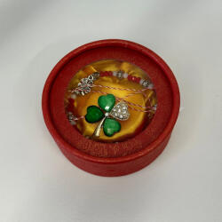Aranjamente florale - Set Lucky Camee, brosa/ trifoi cu cristale si bratara, elastica cu margele si charm trifoi, in cutie rotunda, Verde