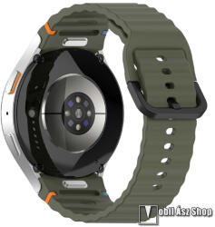 Okosóra szíj, Szilikon, Csatos, Gombos gyorskioldó, 136mm + 92mm hosszú, 20mm széles, Sötétzöld, Samsung Galaxy Watch FE / Watch4 / Watch5 / Watch5 Pro / Watch6 / Watch7