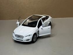 Welly Macheta auto Jaguar XJ 2010 White1/43 (32141)