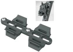 SKS Germany Cage Shifter Plus kulacstartó pozícionáló adapter, oldalsó rögzítőfülekkel, műanyag, fekete