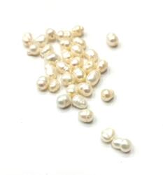  Gyöngy alkatrész- édesvízi gyöngy 4mm gyöngyház fehér min. 25db/csomag