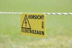 Kerbl Figyelmeztető tábla villanypásztor rendszerhez - német nyelvű - delifarm - 710 Ft