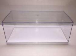TRIPLE 9 Vitrina din plexiglass cu postament alb scala 1/241/43 (24007)