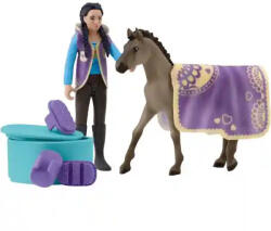 Schleich 42753 Kim és a Criollo Definitivo csikó ápolása (42753) - morzsajatekbolt