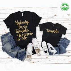 Gravolo Set tricouri personalizate pentru mama si fiica nobody loves trouble as much as me text auriu (614524827380)