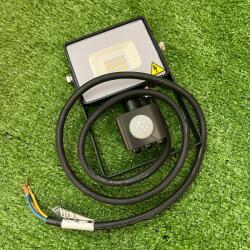 V-TAC LED reflektor , 10 Watt , mozgásérzékelős , meleg fehér , SAMSUNG chip , 5 év garancia , fekete, CSOMAGOLÁSSÉRÜLT (outlet-436)