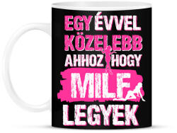 printfashion Egy évvel közelebb ahhoz hogy milf legyek - Bögre - Fekete (17215046)