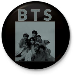 printfashion BTS 4 - Kitűző, hűtőmágnes - Fekete (17023269)