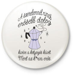 printfashion A szerelemnél nincs erősebb. Kivéve a kotyogós kávét - Kitűző, hűtőmágnes - Fehér (17248812)