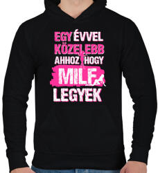 printfashion Egy évvel közelebb ahhoz hogy milf legyek - Férfi kapucnis pulóver - Fekete (17214678)