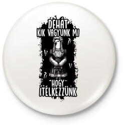 printfashion Dehát kik vagyunk mi hogy ítélkezzünk? ! - Kitűző, hűtőmágnes - Fehér (16876832)