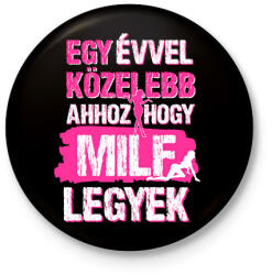 printfashion Egy évvel közelebb ahhoz hogy milf legyek - Kitűző, hűtőmágnes - Fekete (17215067)