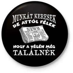 printfashion MUNKÁT KERESEK - Kitűző, hűtőmágnes - Fekete (16958019)