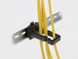 Delock Kábeltartó 70 x 24 mm méretű DIN sínhez kapcsoláshoz felszerelő lemezzel fekete (90769) (90769)
