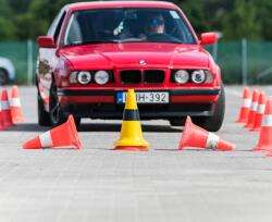  Autós vezetéstechnikai képzés | A városi közlekedés veszélyhelyzeteire felkészítő tanfolyam - elmenyplaza