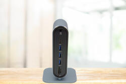 12 portos álló USB-C HUB, asztali dokkoló HDMI, VGA, 2db USB-C, SD/microSD kártya olvasó, RJ-45 (Internet), 3, 5mm audio, 4db USB 3.0 portokkal