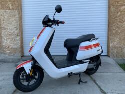 NIU Elektromos robogó HASZNÁLTMOTOR - NQi GTs elektromos robogó, fehér/piros, 6035 70km/h, fehér/piros, L3e-A1
