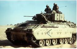 Trumpeter 1/72 M2A0 Bradley páncélozott katonai jármű modell (TRU07295)