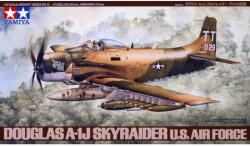 TAMIYA 1/48 USAF Douglas A-1J Skyraider vadászgép modell (TA61073)
