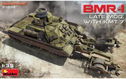 MiniArt Models 1/35 BMR-1 későbbi módosítás KMT-7 aknamentesítő kiegészítővel katonai jármű modell (37039)