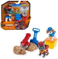 Rubble & Crew - Set de figurine de actiune cu figurine de caine Charger & Wheeler, 2 jucarii de constructie si 85g Kinetic Sand Build-it-Sand, jucarii potrivite pentru copiii de la 3 ani si mai mari (6066685) Figurina