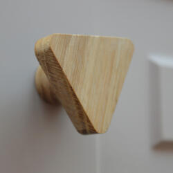 AT ROSKILDE, Háromszög alakú, Tömörfa bútorgomb, olajozott tölgy (ROSKILDE)